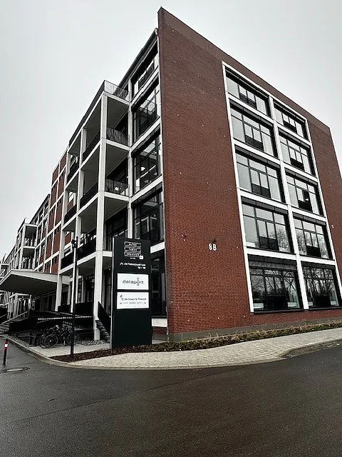 Das Bild zeigt die vordere Ansicht des gebäudes im Tabakquartier