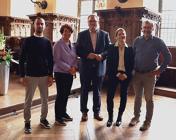 Begrüßten die Auszubildenden der Freien Hansestadt Bremen in der Oberen Rathaushalle: Von links nach rechts: Bashar Harbi (Vorsitzender des Gesamtpersonalrates (GPR)), Dr. Anke Saebetzki (Abteilungsleiterin Personal beim Senator für Finanzen), Björn Fecker (Bürgermeister und Finanzsenator), Katja Lessing (Leiterin des Aus- und Fortbildungszentrums) und Kai Mües (stellv. Vorsitzender des GPR).