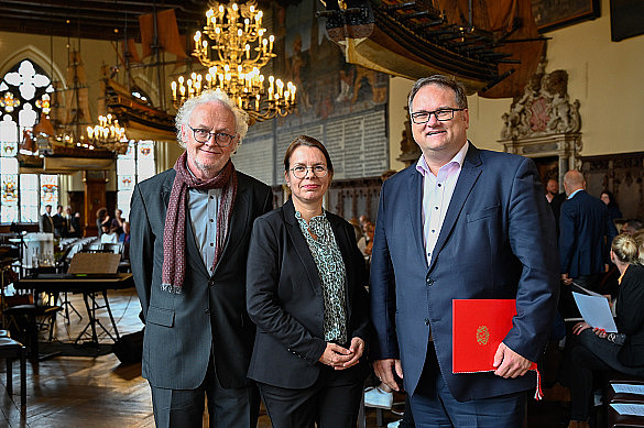 Beim Festakt (von links): Der Ehemalige Direkter der Verwaltungsschule Holger-Andreas Wendel, die Direktorin der Verwaltungsschule Katja Lessing, Bürgermeister und Finanzsenator Björn Fecker. 