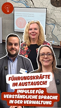 Das Bild zeigt im Vordergrund zwei Frauen und einen Mann. Davor steht der Text "Führungskräfte im Austausch! Impulse für Verständliche Sprache in der Verwaltung" Im Hintergrund ist eine Leinwand mit einer Präsentation vom Fachtag für Führungskräfte zu sehen