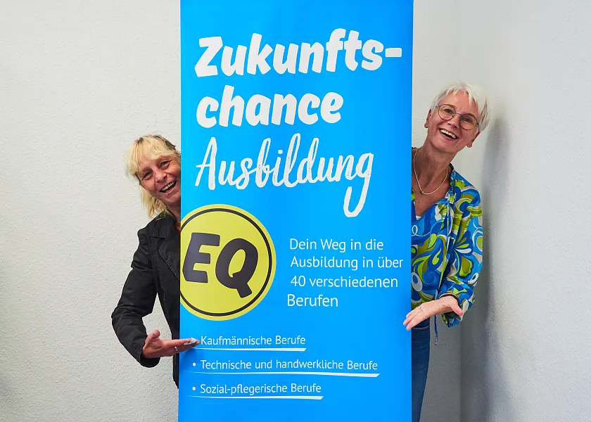 Sandra von Atens und Marion Seidel vorm Plakat Zukunftschance Ausbildung