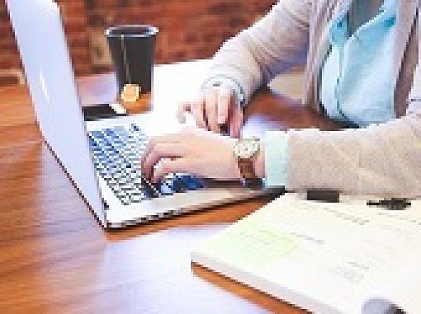 Symbolbild für das Referat IT: Frau mit einem Laptop.