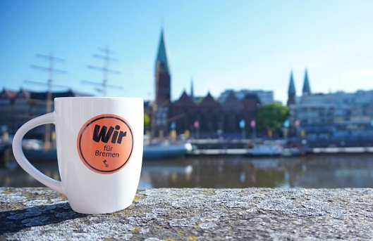 Schrift Auf einen Kaffee mit, links Kaffeebohnen