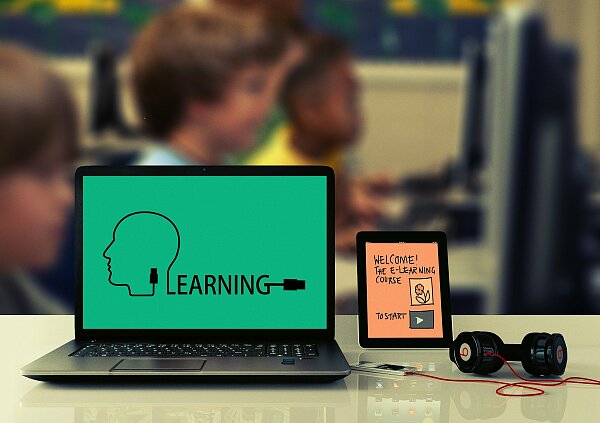 Auf dem Bildschirm eines Laptops steht der Schriftzug E-Learning