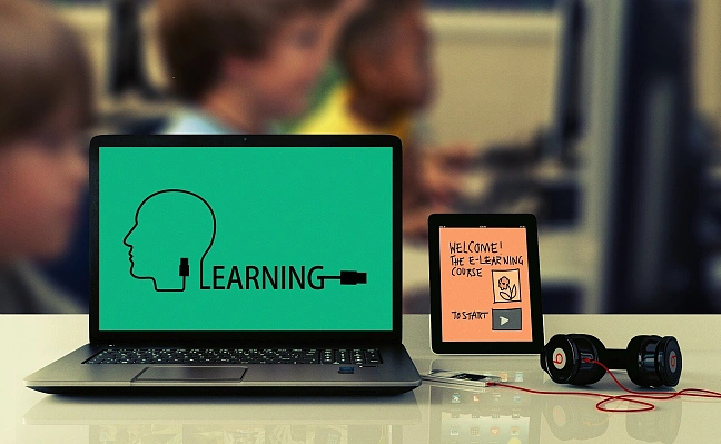 Auf dem Bildschirm eines Laptops steht der Schriftzug E-Learning