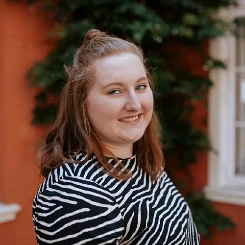 Portrait Julia Dennert